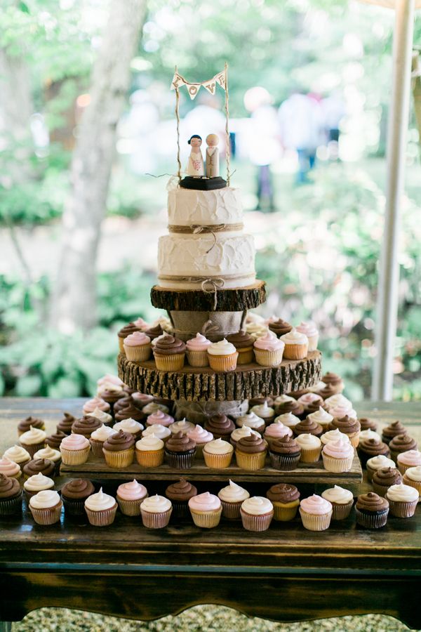 Wedding Philippines - 47 Adorable and Yummy Cupcake Display Ideas for Your Wedding Bar Buffet Food (11)