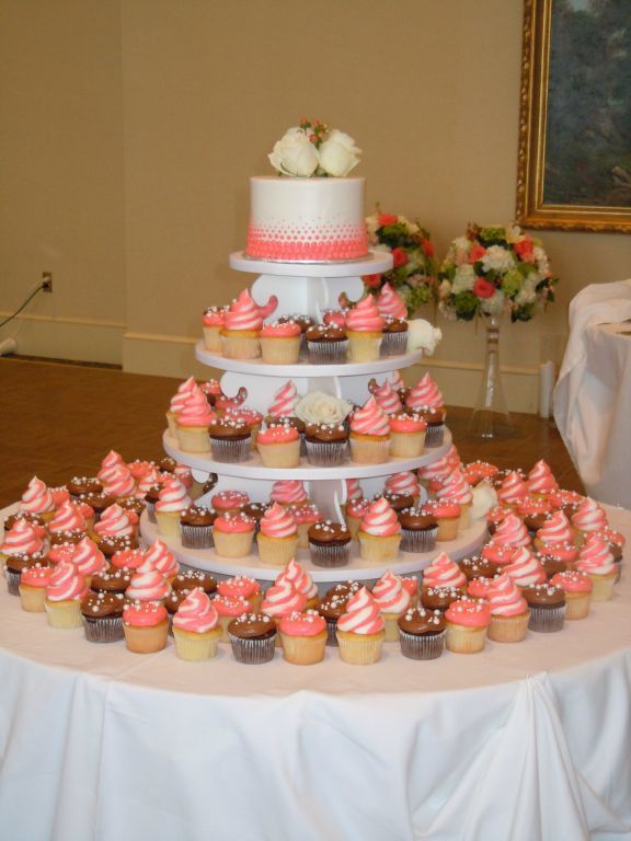 Wedding Philippines - 47 Adorable and Yummy Cupcake Display Ideas for Your Wedding Bar Buffet Food (16)