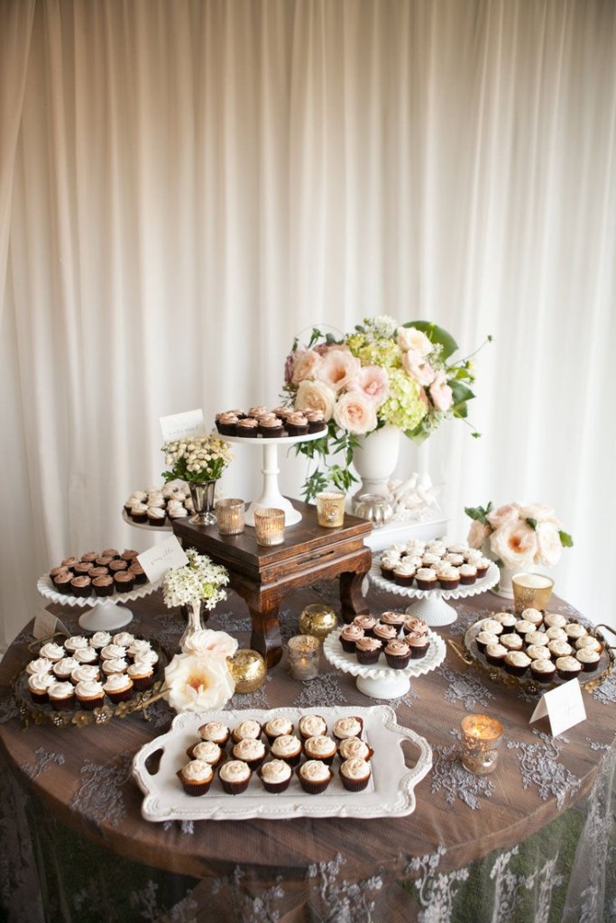 Wedding Philippines - 47 Adorable and Yummy Cupcake Display Ideas for Your Wedding Bar Buffet Food (17)