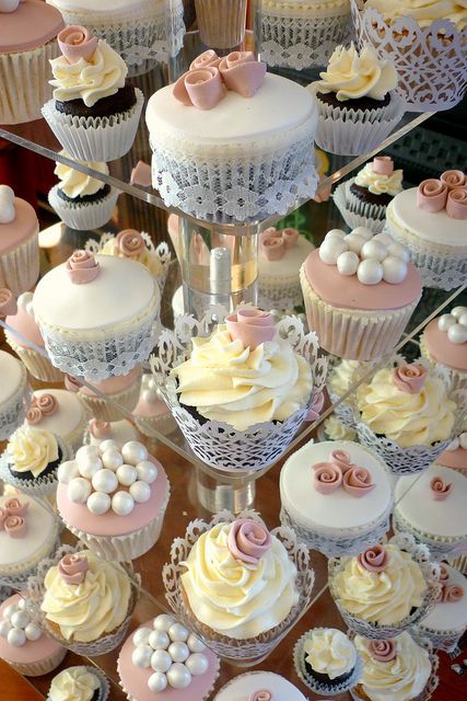 Wedding Philippines - 47 Adorable and Yummy Cupcake Display Ideas for Your Wedding Bar Buffet Food (18)