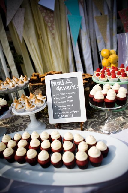 Wedding Philippines - 47 Adorable and Yummy Cupcake Display Ideas for Your Wedding Bar Buffet Food (19)