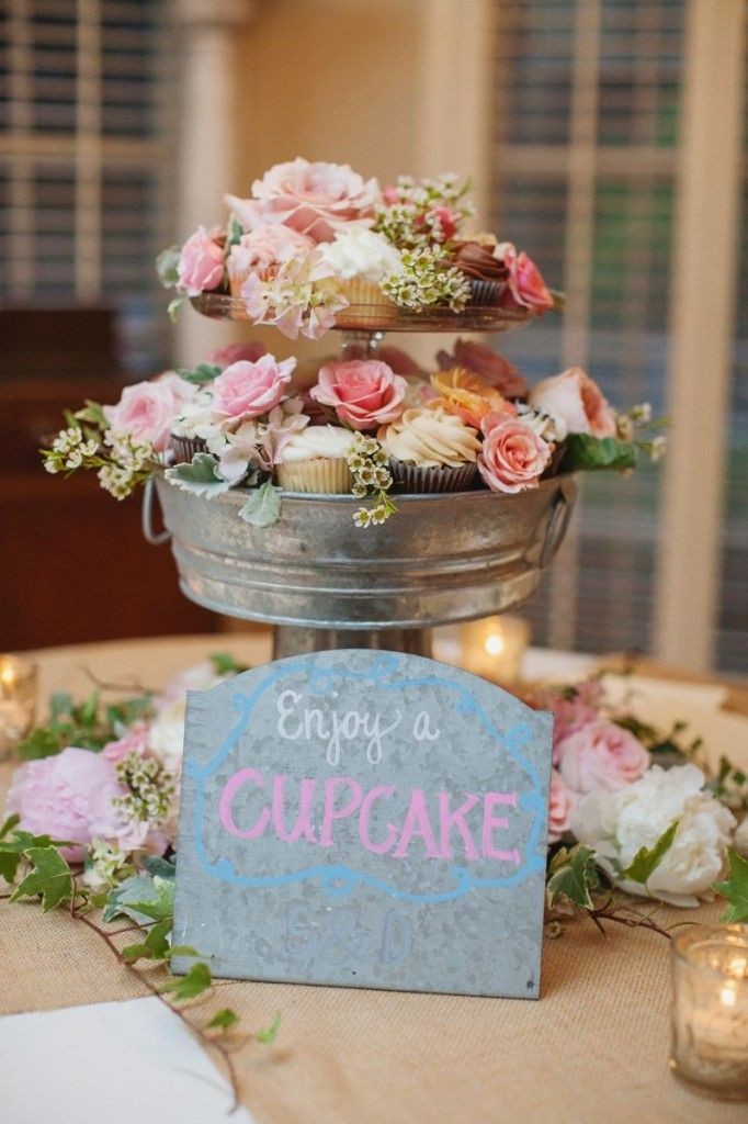 Wedding Philippines - 47 Adorable and Yummy Cupcake Display Ideas for Your Wedding Bar Buffet Food (2)