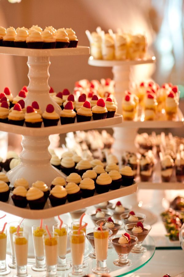 Wedding Philippines - 47 Adorable and Yummy Cupcake Display Ideas for Your Wedding Bar Buffet Food (3)