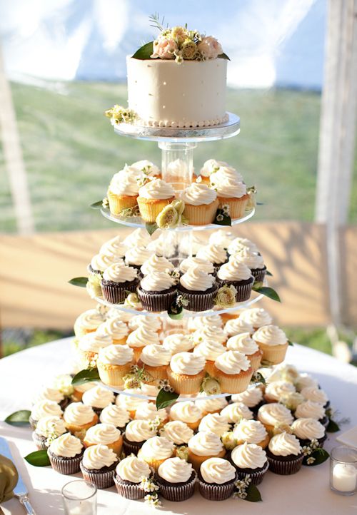 Wedding Philippines - 47 Adorable and Yummy Cupcake Display Ideas for Your Wedding Bar Buffet Food (30)