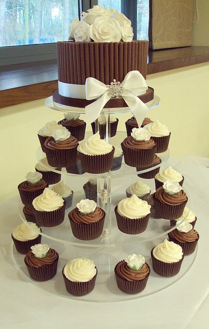 Wedding Philippines - 47 Adorable and Yummy Cupcake Display Ideas for Your Wedding Bar Buffet Food (31)