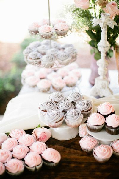 Wedding Philippines - 47 Adorable and Yummy Cupcake Display Ideas for Your Wedding Bar Buffet Food (32)