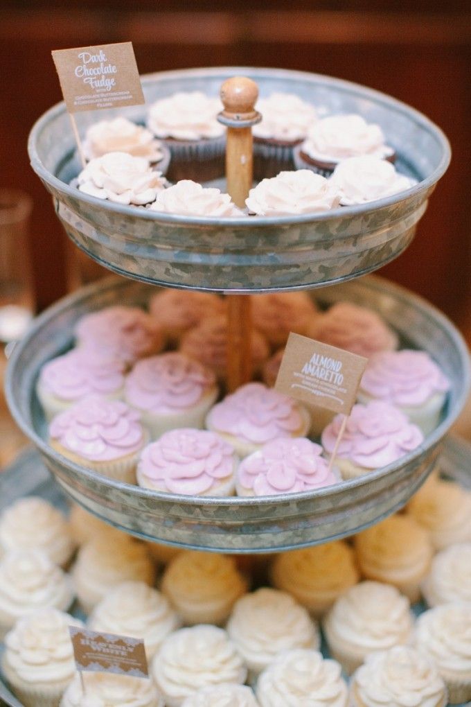 Wedding Philippines - 47 Adorable and Yummy Cupcake Display Ideas for Your Wedding Bar Buffet Food (34)