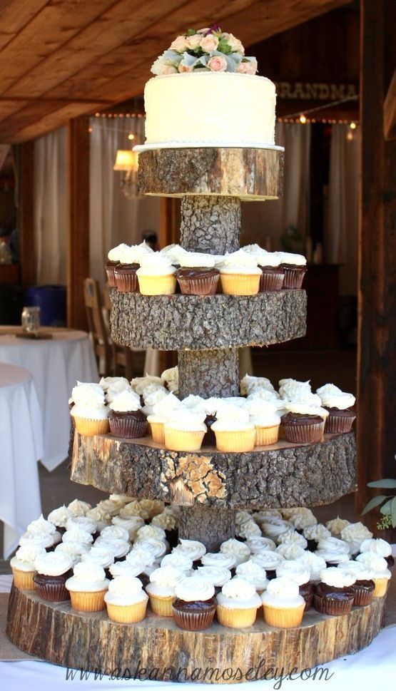 Wedding Philippines - 47 Adorable and Yummy Cupcake Display Ideas for Your Wedding Bar Buffet Food (37)
