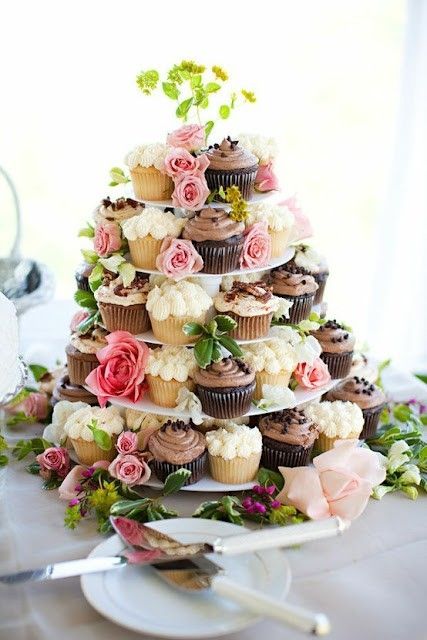 Wedding Philippines - 47 Adorable and Yummy Cupcake Display Ideas for Your Wedding Bar Buffet Food (39)