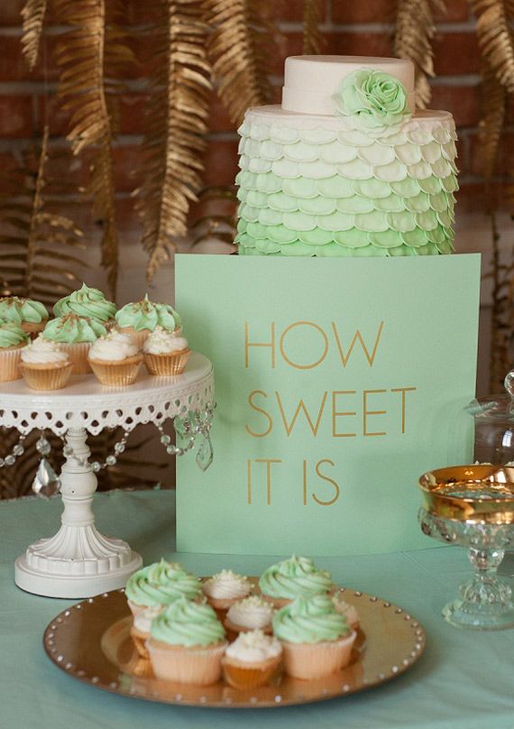 Wedding Philippines - 47 Adorable and Yummy Cupcake Display Ideas for Your Wedding Bar Buffet Food (40)