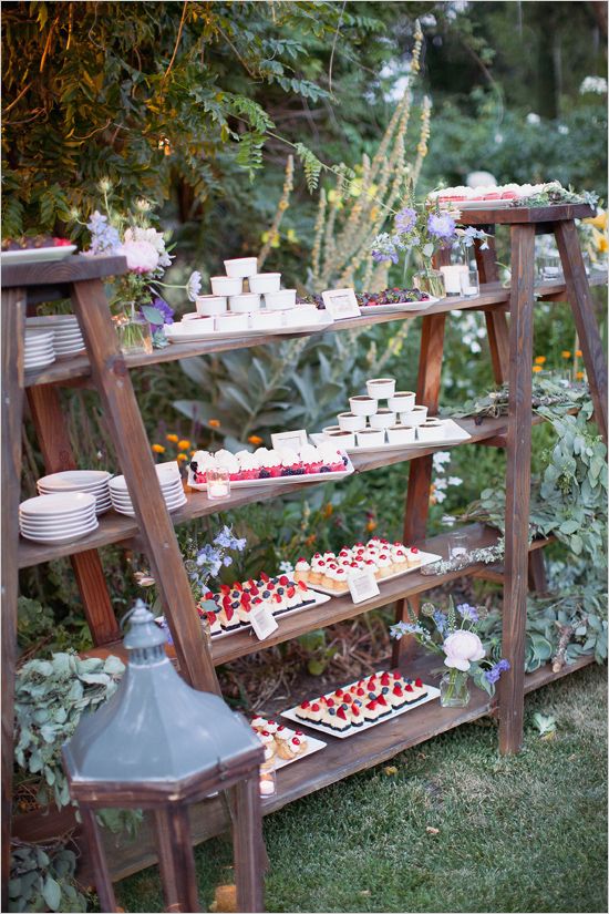 Wedding Philippines - 47 Adorable and Yummy Cupcake Display Ideas for Your Wedding Bar Buffet Food (41)
