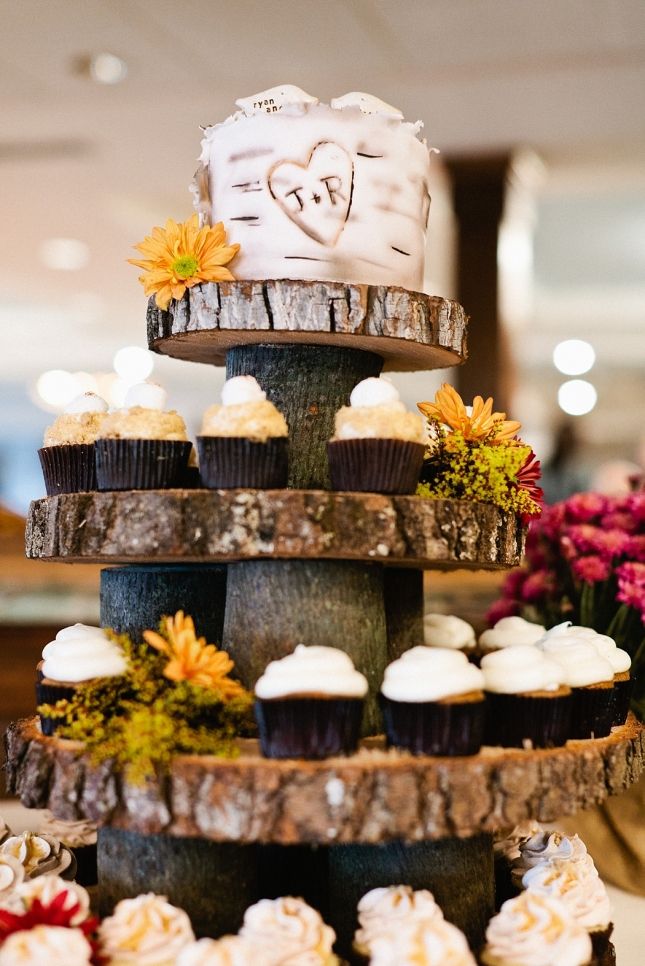 Wedding Philippines - 47 Adorable and Yummy Cupcake Display Ideas for Your Wedding Bar Buffet Food (42)