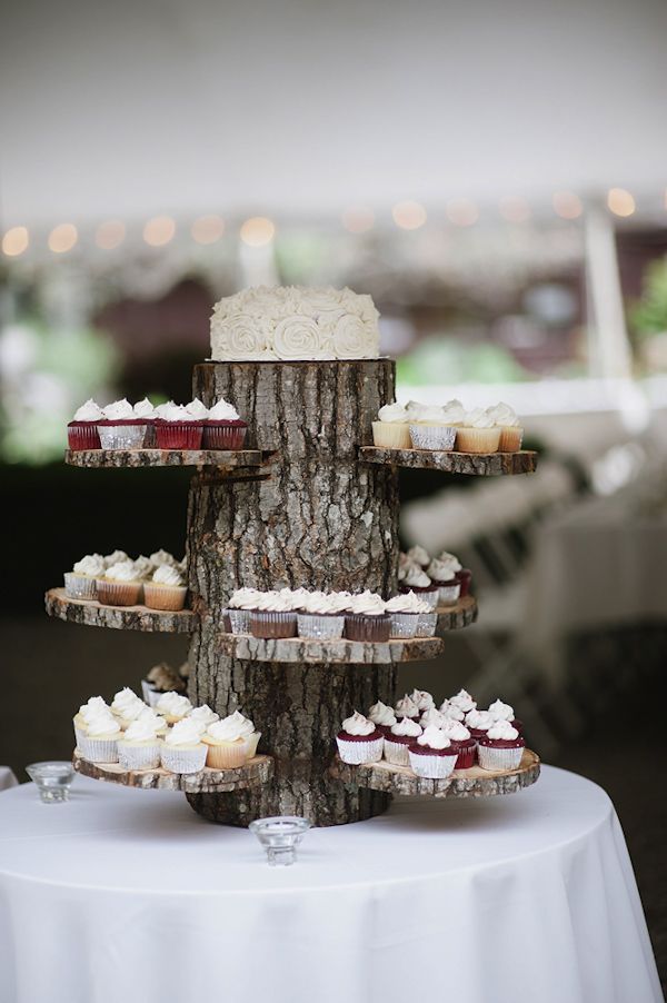 Wedding Philippines - 47 Adorable and Yummy Cupcake Display Ideas for Your Wedding Bar Buffet Food (45)