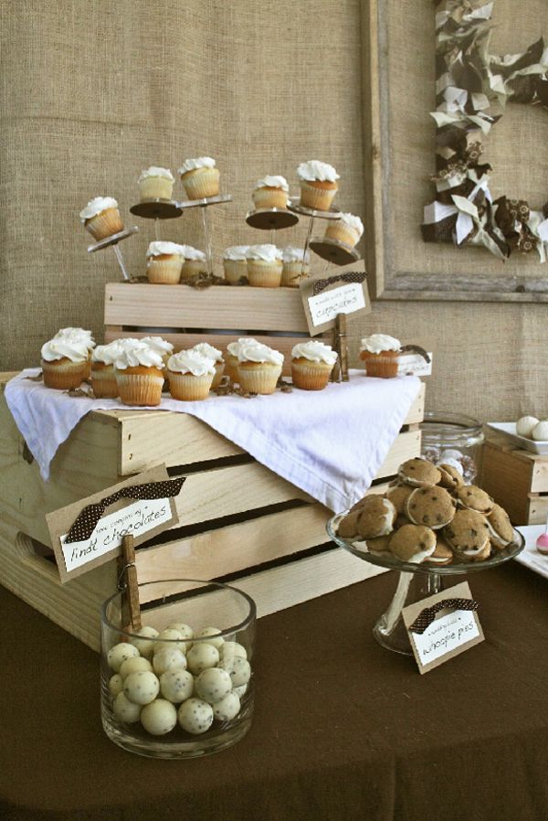 Wedding Philippines - 47 Adorable and Yummy Cupcake Display Ideas for Your Wedding Bar Buffet Food (8)